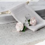 Нежные серьги с розовыми пионами из запекаемой полимерной глины украсят любой повседневный наряд. Они будут смотреться свежо, стильно, изящно. В этих невесомых серьгах вы не останетесь незамеченной.