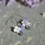 Удлинённые серьги с кристаллом и тремя цветочками сирени ручной работы из полимерной глины - это уникальное украшение, которое привлечет внимание своей красотой и оригинальностью.