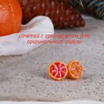 Серьги-гвоздики с мандарином из полимерной глины ручной работы
