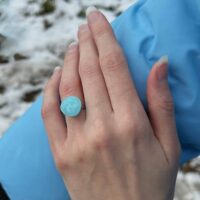 Комплект аксессуаров «Морской бриз» Перед вами нежный комплект аксессуаров, состоящий из двух заколок, кольца и кулона. Украшения выполнены из эпоксидной смолы с ручной росписью.