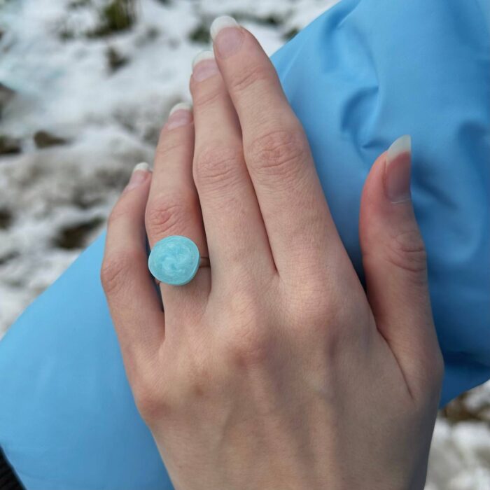 Комплект аксессуаров «Морской бриз» Перед вами нежный комплект аксессуаров, состоящий из двух заколок, кольца и кулона. Украшения выполнены из эпоксидной смолы с ручной росписью.