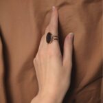 Глубокий шоколадный оттенок в золотом обрамлении.