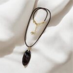 Глубокий шоколадный оттенок в золотом обрамлении.