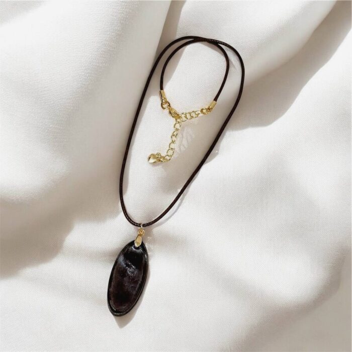 Глубокий шоколадный оттенок в золотом обрамлении.