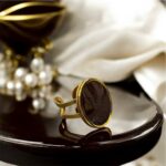 Глубокий шоколадный оттенок в золотом обрамлении.