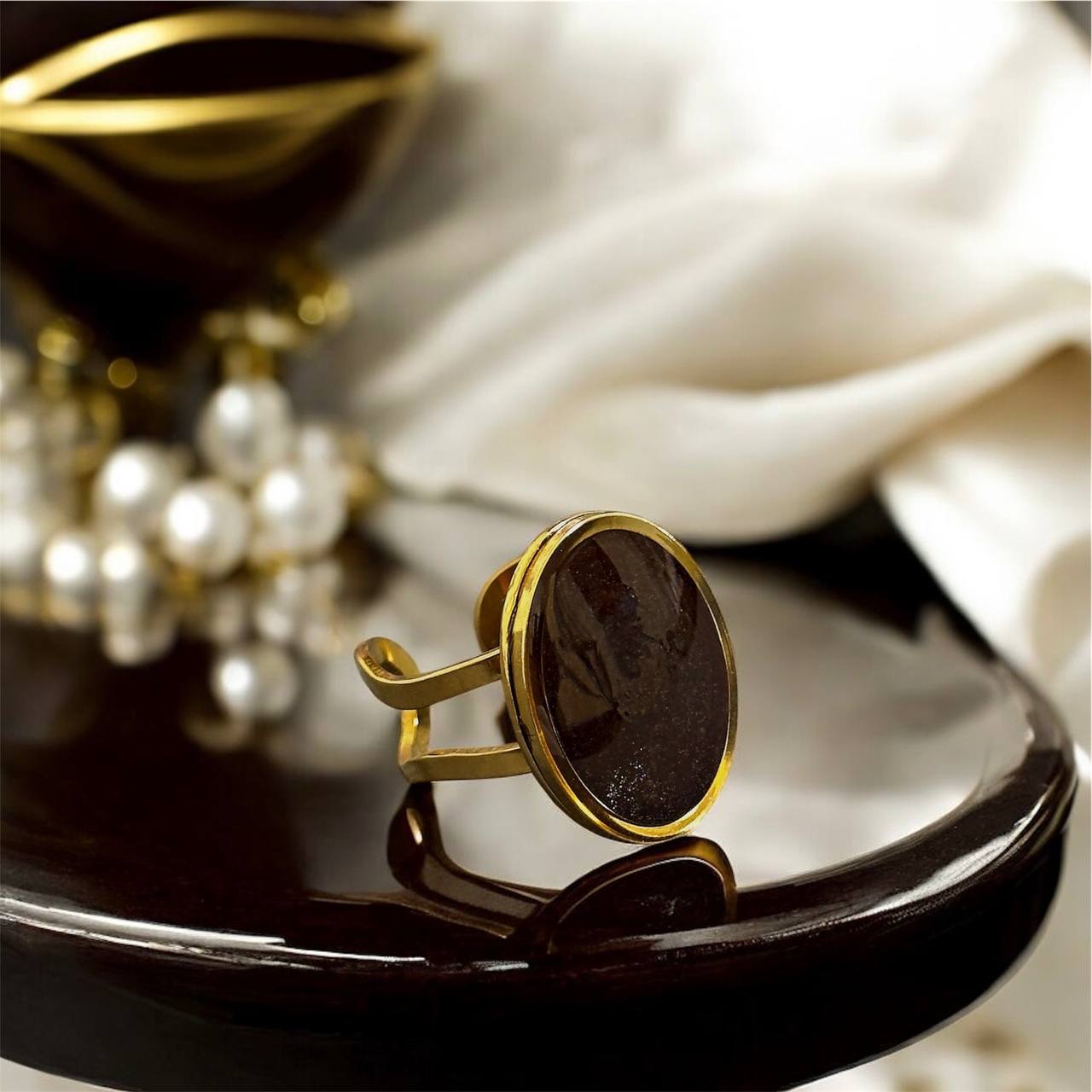 5330294756870918265 Глубокий шоколадный оттенок в золотом обрамлении.