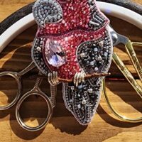 Брошь "Розовый какаду"