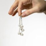 Испокон веков ландыш ассоциировался с чистотой, нежностью, верностью, любовью и самыми возвышенными чувствами. Изящные, очень нежные, невесомые и комфортные в носке удлиненные серьги с цветочками ландышей просто созданы для весеннего настроения.