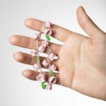 Добавьте в свой образ нежность и весенний шарм с нашим браслетом ручной работы из полимерной глины с ландышами!