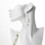 Испокон веков ландыш ассоциировался с чистотой, нежностью, верностью, любовью и самыми возвышенными чувствами. Изящные, очень нежные, невесомые и комфортные в носке удлиненные серьги с цветочками ландышей просто созданы для весеннего настроения.