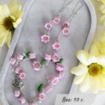 Добавьте в свой образ нежность и весенний шарм с нашим браслетом ручной работы из полимерной глины с ландышами!