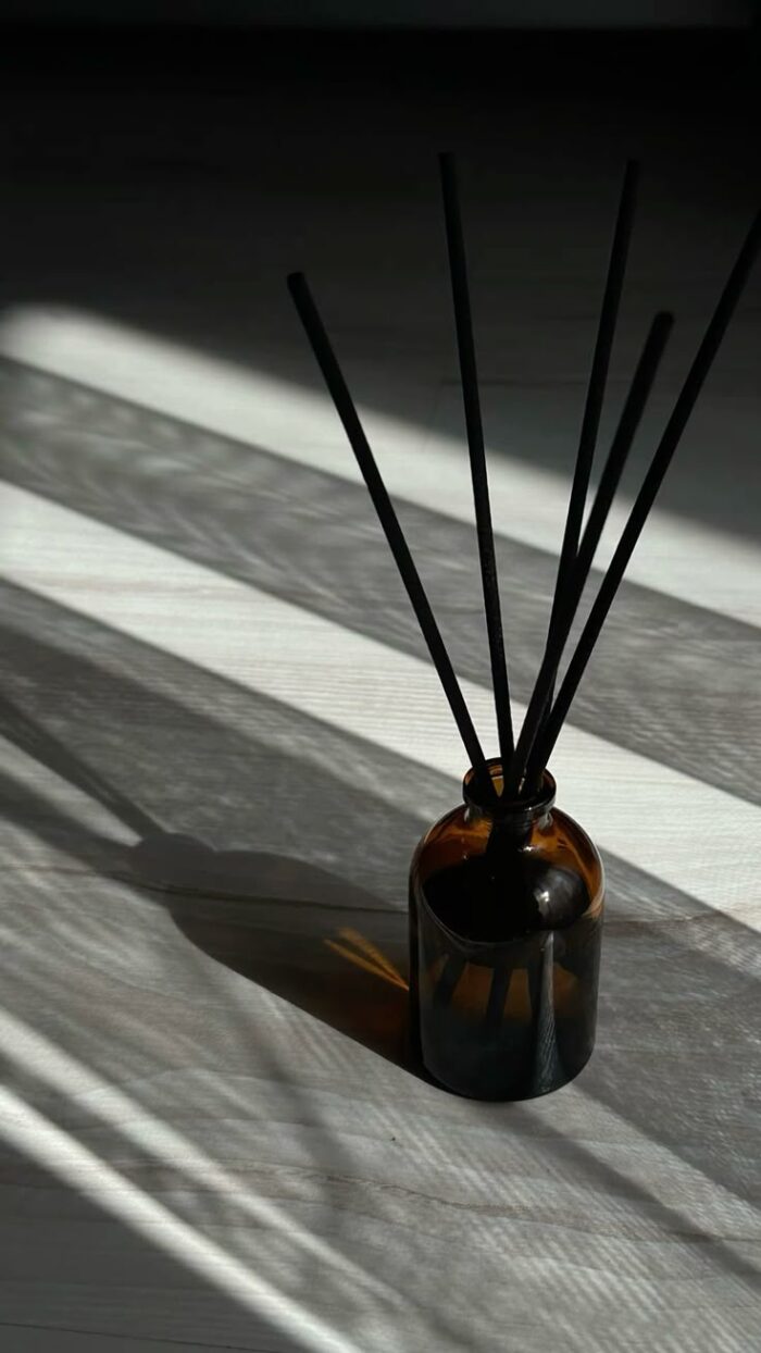 Ароматический диффузор в стеклянном флаконе объёмом 50 мл или 100 мл. — изображение 3