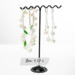 Испокон веков ландыш ассоциировался с чистотой, нежностью, верностью, любовью и самыми возвышенными чувствами. Изящные, очень нежные, невесомые и комфортные в носке удлиненные серьги с цветочками ландышей просто созданы для весеннего настроения.