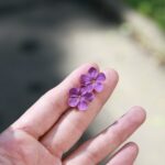 Серьги-гвоздики с пятилистной сиренью ручной работы из полимерной глины - это уникальное украшение, которое привлечет внимание своей красотой и оригинальностью.