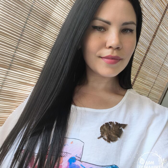 Миниатюрная брошь в виде листа сирени, выполненная с помощью удивительной техники гальванопластика. Лист словно оживает в металле, храня в себе память о тёплом летнем вечере и лёгком аромате цветущего сада.