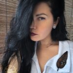 Эта изысканная брошь в виде листа миндаля - настоящий шедевр природного искусства. Сотканная из осеннего уюта и магии металла, она словно живой лист, хранящий в себе секреты древних лесов.