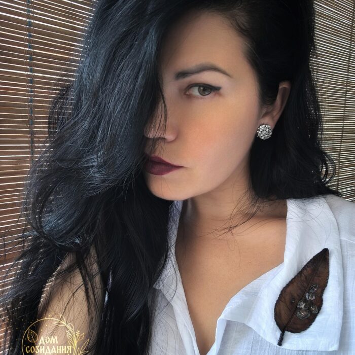 Эта изысканная брошь в виде листа миндаля - настоящий шедевр природного искусства. Сотканная из осеннего уюта и магии металла, она словно живой лист, хранящий в себе секреты древних лесов.