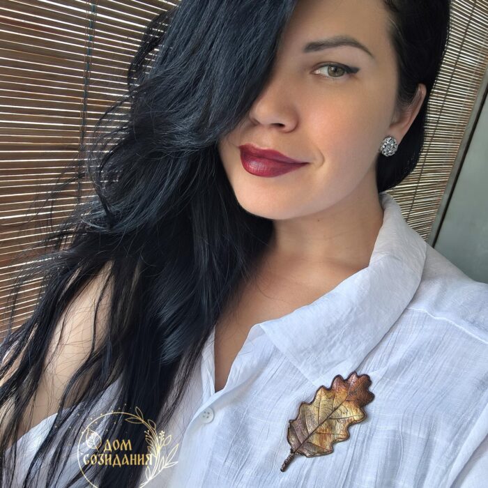 Изысканная брошь - лист благородного крымского черешчатого дуба — растения, которое встречается только в Крыму. Техника гальванопластика позволила с удивительной точностью передать мельчайшие детали: каждая прожилка листа словно ожила, превратившись в сложный, завораживающий узор.