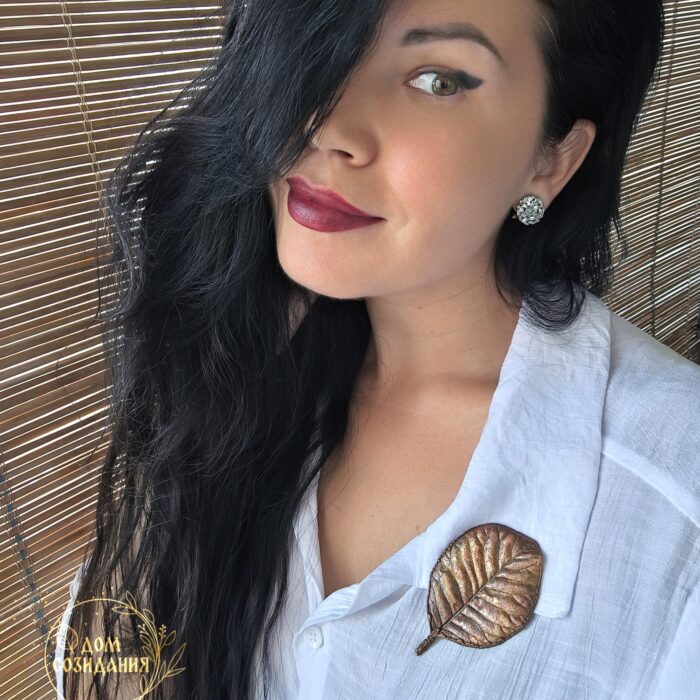 Эта изысканная брошь в форме листа скумпии, словно сошедшая со страниц волшебной сказки, станет прекрасным дополнением к любому наряду. Техника гальванопластики позволила с поразительной точностью передать каждую прожилку, сохранив природную изящность контура.