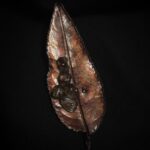 Эта изысканная брошь в виде листа миндаля - настоящий шедевр природного искусства. Сотканная из осеннего уюта и магии металла, она словно живой лист, хранящий в себе секреты древних лесов.