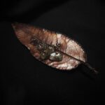 Эта изысканная брошь в виде листа миндаля - настоящий шедевр природного искусства. Сотканная из осеннего уюта и магии металла, она словно живой лист, хранящий в себе секреты древних лесов.