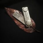 Эта изысканная брошь в виде листа миндаля - настоящий шедевр природного искусства. Сотканная из осеннего уюта и магии металла, она словно живой лист, хранящий в себе секреты древних лесов.