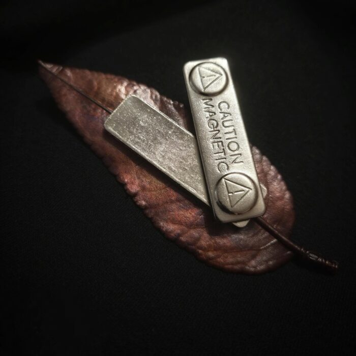 Эта изысканная брошь в виде листа миндаля - настоящий шедевр природного искусства. Сотканная из осеннего уюта и магии металла, она словно живой лист, хранящий в себе секреты древних лесов.