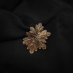 Миниатюрная брошь листа садовой герани, словно вырезанного из самой сути Природы. Техника гальванопластика позволила с удивительной точностью передать каждую фактурную прожилку, сохранив природную динамику и изящество фактур.