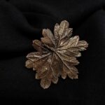Миниатюрная брошь листа садовой герани, словно вырезанного из самой сути Природы. Техника гальванопластика позволила с удивительной точностью передать каждую фактурную прожилку, сохранив природную динамику и изящество фактур.