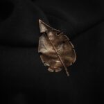 Миниатюрная брошь в виде листа сирени, выполненная с помощью удивительной техники гальванопластика. Лист словно оживает в металле, храня в себе память о тёплом летнем вечере и лёгком аромате цветущего сада.