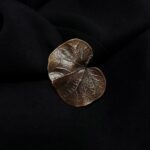 Изящная мини-брошь в виде листа скумпии, словно застывшего в металле воспоминания о крымских пейзажах. Выполненная в технике гальванопластика, она поражает точностью передачи мельчайших фактурных прожилок, которые создают завораживающий узор, похожий на тончайшее кружево.