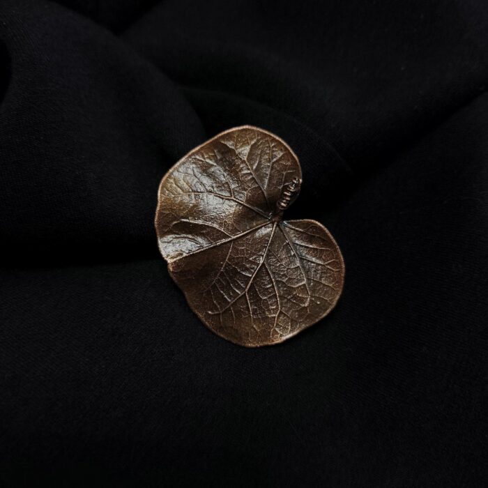 Изящная мини-брошь в виде листа скумпии, словно застывшего в металле воспоминания о крымских пейзажах. Выполненная в технике гальванопластика, она поражает точностью передачи мельчайших фактурных прожилок, которые создают завораживающий узор, похожий на тончайшее кружево.