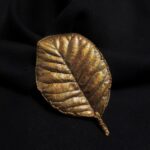 Эта изысканная брошь в форме листа скумпии, словно сошедшая со страниц волшебной сказки, станет прекрасным дополнением к любому наряду. Техника гальванопластики позволила с поразительной точностью передать каждую прожилку, сохранив природную изящность контура.