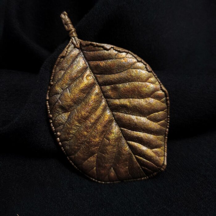 Эта изысканная брошь в форме листа скумпии, словно сошедшая со страниц волшебной сказки, станет прекрасным дополнением к любому наряду. Техника гальванопластики позволила с поразительной точностью передать каждую прожилку, сохранив природную изящность контура.