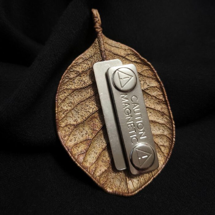 Эта изысканная брошь в форме листа скумпии, словно сошедшая со страниц волшебной сказки, станет прекрасным дополнением к любому наряду. Техника гальванопластики позволила с поразительной точностью передать каждую прожилку, сохранив природную изящность контура.