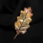 Изысканная брошь - лист благородного крымского черешчатого дуба — растения, которое встречается только в Крыму. Техника гальванопластика позволила с удивительной точностью передать мельчайшие детали: каждая прожилка листа словно ожила, превратившись в сложный, завораживающий узор.