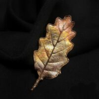 Изысканная брошь - лист благородного крымского черешчатого дуба — растения, которое встречается только в Крыму. Техника гальванопластика позволила с удивительной точностью передать мельчайшие детали: каждая прожилка листа словно ожила, превратившись в сложный, завораживающий узор.
