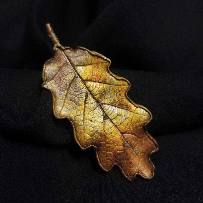 Изысканная брошь - лист благородного крымского черешчатого дуба — растения, которое встречается только в Крыму. Техника гальванопластика позволила с удивительной точностью передать мельчайшие детали: каждая прожилка листа словно ожила, превратившись в сложный, завораживающий узор.