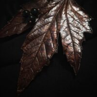 Роскошная брошь, воплощающая в себе величие крымского платана. Выполненная в технике гальванопластика, она представляет собой крупный лист, в котором с поразительной точностью переданы мельчайшие фактурные прожилки — словно застывшие нити жизни самого дерева.