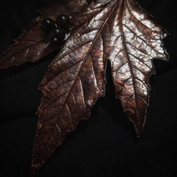 Роскошная брошь, воплощающая в себе величие крымского платана. Выполненная в технике гальванопластика, она представляет собой крупный лист, в котором с поразительной точностью переданы мельчайшие фактурные прожилки — словно застывшие нити жизни самого дерева.