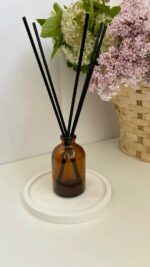 Ароматический диффузор в стеклянном флаконе объёмом 50 мл или 100 мл.