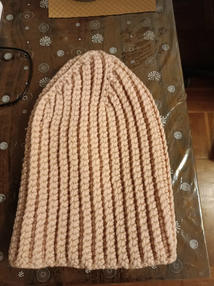 Шапка с отворотом зимняя, женская, крючком крупной вязкой — изображение 11
