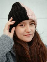 Шапка с отворотом зимняя, женская, крючком крупной вязкой — изображение 16