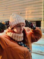 Шапка с отворотом зимняя, женская, крючком крупной вязкой — изображение 19