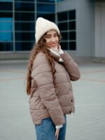 Шапка с отворотом зимняя, женская, крючком крупной вязкой — изображение 7