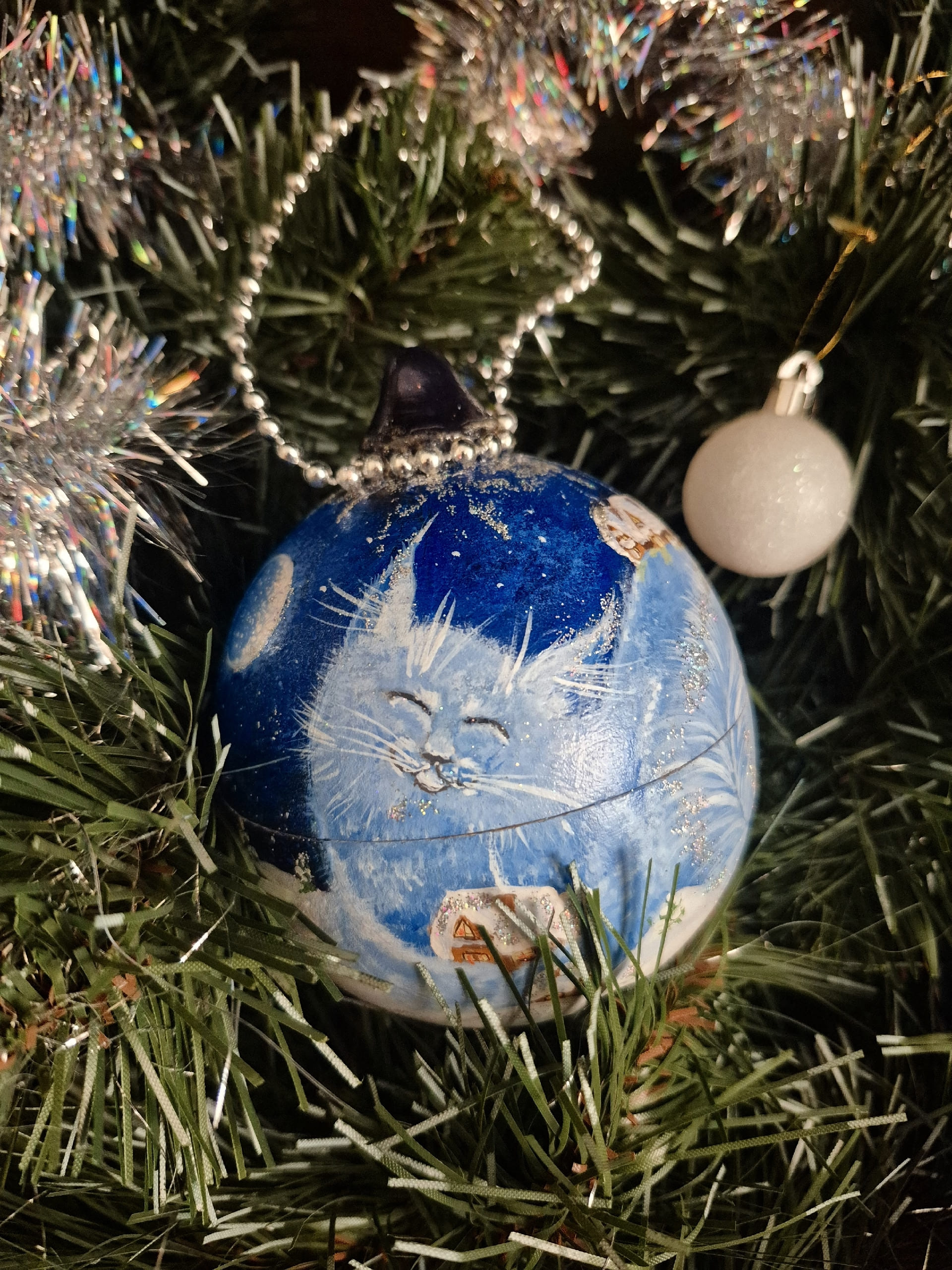 fQ6lBGTkZOgGB498GA-MqDeKX1_r9wwSDPU5_9h9mQN4Mzg8RMxvuIGCxHOWwflFW6rt9jnU_NGeUzGmjyWhi_jp(1) Шар-шкатулка новогодний "Снежная кошка"