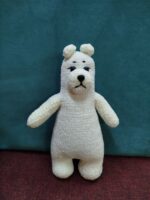 Описание товара: Очаровательный вязаный белый медвежонок — уютная игрушка ручной работы, которая принесёт радость и детям, и взрослым. Выполнен из мягкой плюшевой пряжи, приятной на ощупь, что делает его идеальным компаньоном для игр или милым элементом декора. Особенности: Материал: высококачественная плюшевая пряжа, гипоаллергенная и безопасная. Детализация: выразительные глазки на безопасном креплении, аккуратный пластиковый носик, милые округлые ушки. Наполнитель: холлофайбер или синтепух — обеспечивает мягкость и сохраняет форму игрушки. Размер: компактный, удобно держать в руках. Безопасность: все элементы надёжно закреплены, отсутствуют мелкие съёмные детали. Для кого подойдёт: в качестве подарка ребёнку на день рождения, Новый год или другой праздник; как милый сувенир для близких; для украшения детской комнаты или рабочего стола; для коллекционеров вязаных игрушек. Преимущества: ручная работа — уникальность каждой игрушки; экологичные и безопасные материалы; долговечность: игрушка не теряет форму и цвет при бережном использовании. Подарите себе или близким немного тепла и уюта с этим очаровательным вязаным медвежонком!