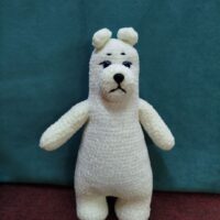 Описание товара: Очаровательный вязаный белый медвежонок — уютная игрушка ручной работы, которая принесёт радость и детям, и взрослым. Выполнен из мягкой плюшевой пряжи, приятной на ощупь, что делает его идеальным компаньоном для игр или милым элементом декора. Особенности: Материал: высококачественная плюшевая пряжа, гипоаллергенная и безопасная. Детализация: выразительные глазки на безопасном креплении, аккуратный пластиковый носик, милые округлые ушки. Наполнитель: холлофайбер или синтепух — обеспечивает мягкость и сохраняет форму игрушки. Размер: компактный, удобно держать в руках. Безопасность: все элементы надёжно закреплены, отсутствуют мелкие съёмные детали. Для кого подойдёт: в качестве подарка ребёнку на день рождения, Новый год или другой праздник; как милый сувенир для близких; для украшения детской комнаты или рабочего стола; для коллекционеров вязаных игрушек. Преимущества: ручная работа — уникальность каждой игрушки; экологичные и безопасные материалы; долговечность: игрушка не теряет форму и цвет при бережном использовании. Подарите себе или близким немного тепла и уюта с этим очаровательным вязаным медвежонком!