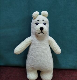 Описание товара: Очаровательный вязаный белый медвежонок — уютная игрушка ручной работы, которая принесёт радость и детям, и взрослым. Выполнен из мягкой плюшевой пряжи, приятной на ощупь, что делает его идеальным компаньоном для игр или милым элементом декора. Особенности: Материал: высококачественная плюшевая пряжа, гипоаллергенная и безопасная. Детализация: выразительные глазки на безопасном креплении, аккуратный пластиковый носик, милые округлые ушки. Наполнитель: холлофайбер или синтепух — обеспечивает мягкость и сохраняет форму игрушки. Размер: компактный, удобно держать в руках. Безопасность: все элементы надёжно закреплены, отсутствуют мелкие съёмные детали. Для кого подойдёт: в качестве подарка ребёнку на день рождения, Новый год или другой праздник; как милый сувенир для близких; для украшения детской комнаты или рабочего стола; для коллекционеров вязаных игрушек. Преимущества: ручная работа — уникальность каждой игрушки; экологичные и безопасные материалы; долговечность: игрушка не теряет форму и цвет при бережном использовании. Подарите себе или близким немного тепла и уюта с этим очаровательным вязаным медвежонком!