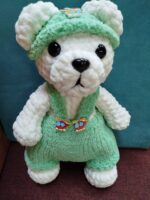 Игрушка связана с любовью в каждой петельке. Мягкая и нежная в объятьях ваших рук. Очаровательный вязаный мишка амигуруми — идеальный подарок для ребёнка или украшение интерьера. Игрушка выполнена вручную из мягкой плюшевой пряжи, которая приятна на ощупь и абсолютно безопасна для малышей. Особенности: Материал: высококачественная плюшевая пряжа, гипоаллергенная, не вызывает раздражения. Дизайн: мишка одет в уютный зелёный комбинезон и шапочку в тон, украшенные милыми декоративными элементами в виде вертолётиков. Детализация: выразительные чёрные глазки придают игрушке живой и дружелюбный вид; аккуратный носик выполнен из безопасного материала. Наполнитель: холлофайбер, который обеспечивает мягкость и сохраняет форму игрушки. Размер: компактный, удобно держать в руках. 36 см. Безопасность: все элементы надёжно закреплены, отсутствуют мелкие съёмные детали, которые могут представлять опасность для ребёнка. Для кого подойдёт: в качестве подарка ребёнку на день рождения, Новый год или другой праздник; как милый сувенир для близких; для украшения детской комнаты или рабочего стола; для коллекционеров вязаных игрушек. Преимущества: ручная работа — каждая игрушка уникальна; экологичные и безопасные материалы; долговечность: игрушка не теряет форму и цвет при бережном использовании; стильный дизайн с милыми деталями. Подарите себе или близким немного тепла и уюта с этим очаровательным вязаным мишкой! Возможно изготовление под Ваши пожелания в другом цвете,комплектации аксессуаров. Всегда рады помочь Вам с выбором. С любовью и теплом для Вас Вязаные прелести.
